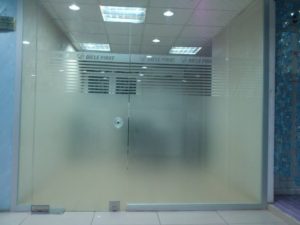 Read more about the article Şeffaf Yüzeylere Buzlu Cam Görüntüsü Veren Folyo Uygulaması